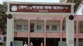 বরগুনায় আদালত চত্বর থেকে তিনটি দেশীয় অস্ত্রসহ কিশোর আটক