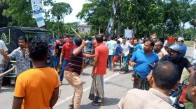 পাথরঘাটায় প্রধান শিক্ষকের বিরুদ্ধে মানববন্ধনে হামলা, সাংবাদিকসহ আহত ৫