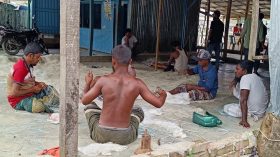 সাগরে মাছ ধরা বন্ধ, জেলে পল্লীতে হাহাকার