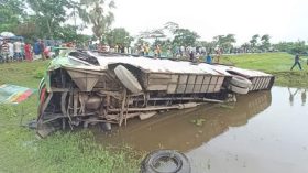 কলাপাড়ায় নিয়ন্ত্রণ হারিয়ে যাত্রীবাহী বাস খাদে নিহত ১, আহত ১৫