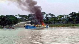 সুগন্ধা নদীতে তেলবাহী জাহাজে বিস্ফোরণ, দগ্ধ ৪