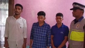 কুয়াকাটায় পর্যটককে মারধর, ৩ যুবক আটক
