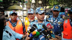 সুগন্ধায় ভাসমান তেল অপসারণ করছে কোস্টগার্ড