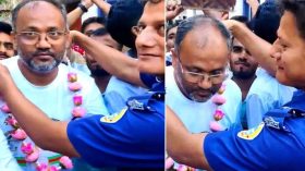 পিরোজপুর/ বিজয়ী প্রার্থীর গলায় ফুলের মালা দিলেন এসআই