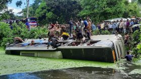 বরিশাল-ঢাকা সড়কে ডোবায় পড়ে যাওয়া বাস থেকে ১৬ যাত্রী উদ্ধার