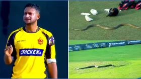সাকিব বল হাতে নিতেই মাঠে প্রবেশ করল ‘সাপ’!