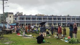 বিদ্যালয়ের মাঠে কাঁচা বাজার