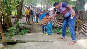 কাউখালীতে ব্রীজ নির্মানের দাবীতে কোমলমতি শিক্ষার্থীদের মানববন্ধন