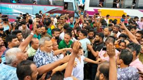 বরিশালে বাসের সুপারভাইজারকে মারধর,  সড়ক অবরোধ