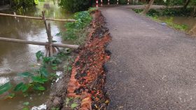 ৩ কোটি ৭৮ লক্ষ টাকার সড়ক ও ব্রীজের এপোর্চ সড়ক নির্মানে ফাঁকি, সড়ক ভেঙে খালে, উঠে যাচ্ছে পাথর