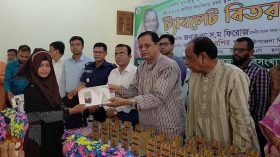 বাউফলে শিক্ষার্থীদের মধ্যে ট্যাব বিতরণ