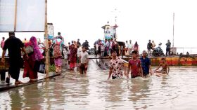 বরগুনায় ফেরির গ্যাংওয়ে তলিয়ে যান চলাচল বন্ধ