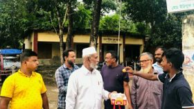 বাউফলে এসিল্যান্ড বদলীর আনন্দে মিষ্টি বিতরণ