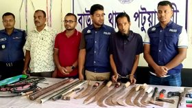 বাউফলে বিপুল পরিমান দেশীয় অস্ত্র উদ্ধার, গ্রেপ্তার ১