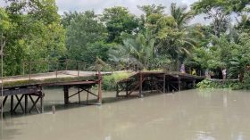 ১৬ বছরেও সংস্কার হয়নি সেতু: ঝুঁকি নিয়ে শিক্ষার্থীদের পারাপার