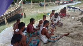 রাতে ইলিশ শিকারে নামছেন আমতলীর জেলেরা