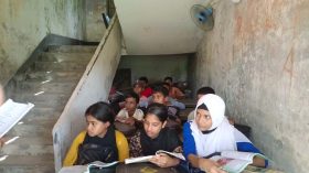 ঝালকাঠিতে সভাপতি-ঠিকাদার দ্বন্দ্বে সিঁড়ির নিচে ক্লাশ!