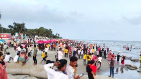 কুয়াকাটায় বিরাজ করছে উৎসব মুখর পরিবেশ