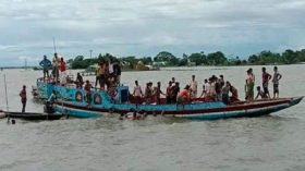 রাঙ্গাবালীতে ঝড়ের কবলে পড়ে শত বস্তা চালসহ যাত্রীবাহী ট্রলার ডুবি