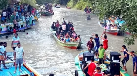 পর্যটকে মুখর ঝালকাঠির ভাসমান পেয়ারার হাট