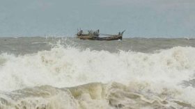 সাগরে ১৪ ঘণ্টা ধরে ডুবচরে আটকা ১৯ জেলে