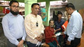 প্রতিবন্ধী অসহায় অরুন কুমারকে জেলা প্রশাসনের আর্থিক সহায়তা