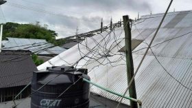 আমতলীতে স্কুলের কক্ষে বিদ্যুতের সঙ্গেই কোমলমতি শিক্ষার্থীদের পাঠদান!