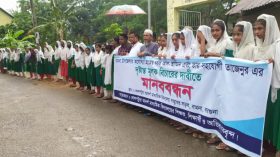 বামনায় ফাঁদে ফেলে স্কুল শিক্ষার্থীকে ধর্ষন ও ভিডিও ধারণ: শাস্তির দাবীতে সহপাঠীদের মানববন্ধন