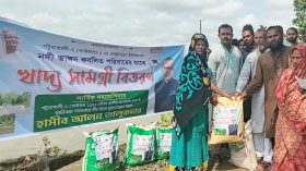 বাউফলে নদী ভাঙ্গন কবলিত পরিবারের মাঝে খাদ্য সামগ্রী বিতরণ