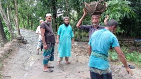 স্বেচ্ছায় রাস্তা সংস্কার, এগিয়ে এলো প্রবাসী