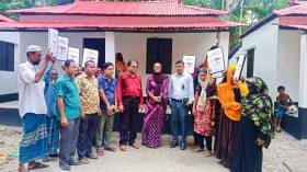 কাউখালীতে ভূমিহীন ও গৃহহীন পরিবারের মাঝে দলিল হস্তান্তর