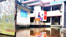 পানিতে নিমজ্জিত লালমোহনের মা ও শিশু কল্যাণ কেন্দ্র