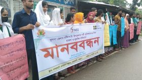 নারী ফুটবলারদের ওপর হামলার প্রতিবাদে পাথরঘাটায় মানববন্ধন