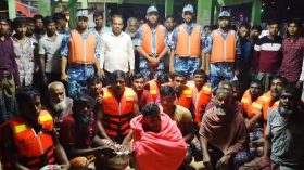 ডুবোচরে আটকে পড়া ট্রলার থেকে ১৭ জেলেকে জীবিত উদ্ধার