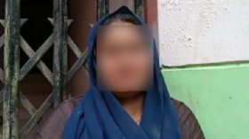 বাউফলে বিয়ের দাবিতে প্রেমিকার বাড়ীতে তারুণীর অনশন