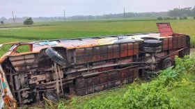 বরগুনায় পিকনিকের বাস উল্টে নিহত ১, আহত ১৭