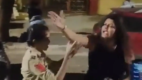পুলিশকে পেটালেন মাতাল নারী, ভিডিও ভাইরাল