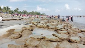 কুয়াকাটা সমুদ্র সৈকতে জিও ব্যাগের ফাঁদে পড়ে দুর্ঘটনা