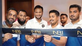 দুবাইয়ে স্বর্ণের দোকান উদ্বোধন করলেন সাকিব-আশরাফুল