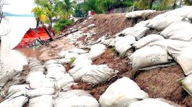 বিলীন হচ্ছে নীলগঞ্জের গৈয়াতলা বেড়িবাঁধ, দুশ্চিন্তার কৃষকরা