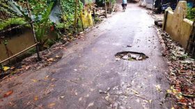 রাজাপুরে সংস্কার শেষ না হতেই সড়কের পাথর উঠে গর্তের সৃষ্টি