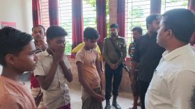 পাথরঘাটায় বিষটোপ দিয়ে মাছ শিকারের সময় তিন কিশোর আটক, জরিমানা