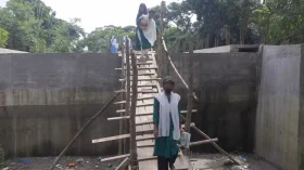 বরগুনায় ৪ কোটি টাকার সেতুতে উঠতে ভরসা বাঁশের মই