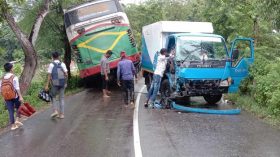 দুমকিতে যাত্রীবাহী বাস-পিকআপ সংঘর্ষে আহত ১৫
