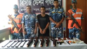 বরগুনায় বিআরটিসি বাসে মিলল মদসহ ৬ আগ্নেয়াস্ত্র-গুলি, গ্রেপ্তার ১