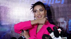 সিনেমা দেখে মিমকে স্বর্ণের ব্রেসলেট দিলেন দর্শক!