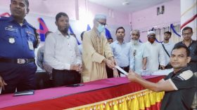 সমাজ সেবা অধিদপ্তরের আর্থিক সহায়তার চেক পেল ১৮ জন নারী- পুরুষ