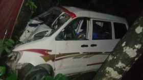 ঝালকাঠিতে গাছের সঙ্গে অ্যাম্বুলেন্সের ধাক্কায় রোগীসহ আহত ৭