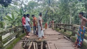 ঝুঁকিপূর্ণ ভাঙা সেতুতে দুই ইউনিয়নের বাসিন্দাদের দুর্ভোগ