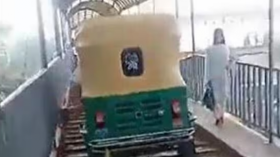 যানজট থেকে বাঁচতে ফুটওভারব্রিজে অটোরিকশা!